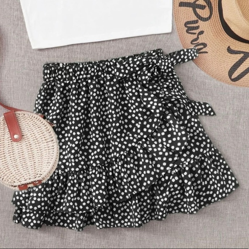 NWOT ROMWE Black Ditsy Floral Skirt